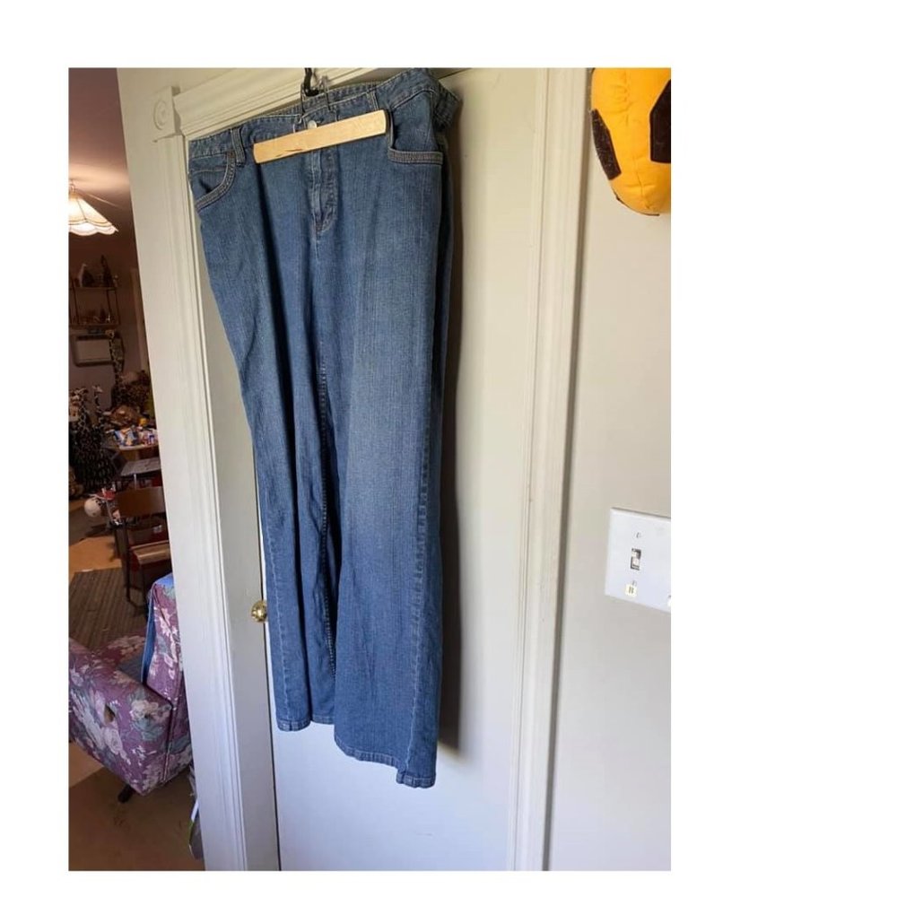 LADIES  LIZ CLAIBONE JEANS gently used